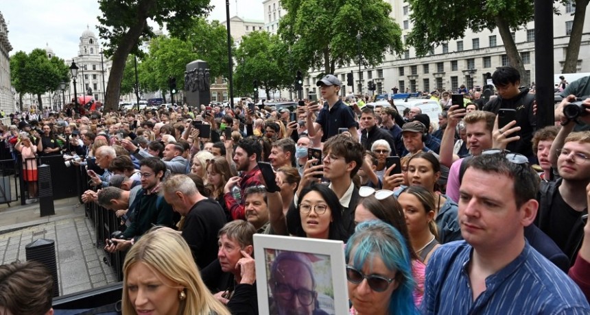  "Finalmente se va": brit&aacute;nicos celebran la renuncia de Boris Johnson 