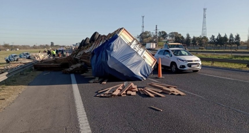  Chocaron dos autos y un camión en Panamericana: hay tres personas heridas 