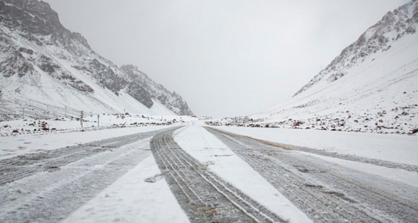  Dos mil ochocientos camiones están varados por las intensas nevadas en la cordillera 