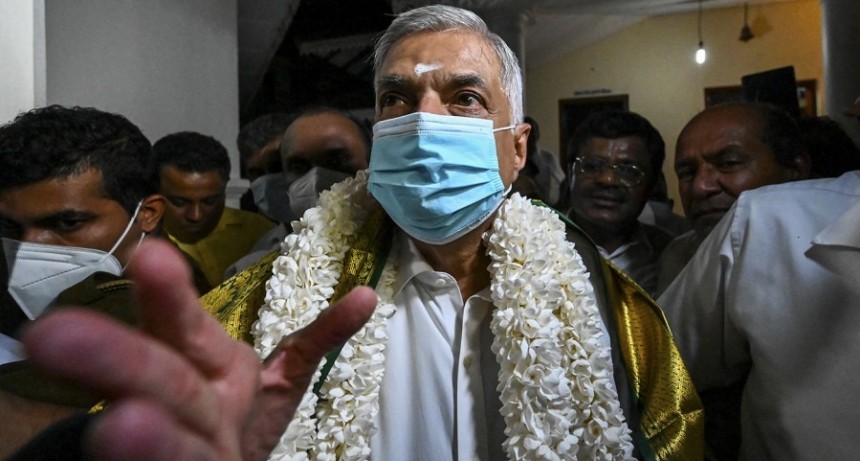  El primer ministro de Sri Lanka asumió el Gobierno luego de la demorada renuncia del presidente 