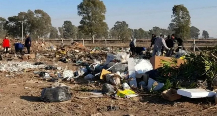  Revolvieron un basural y hallaron 50 mil dólares 