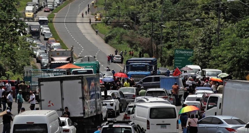 Aún sin acuerdo, camiones con alimentos rompieron el bloqueo de las rutas 