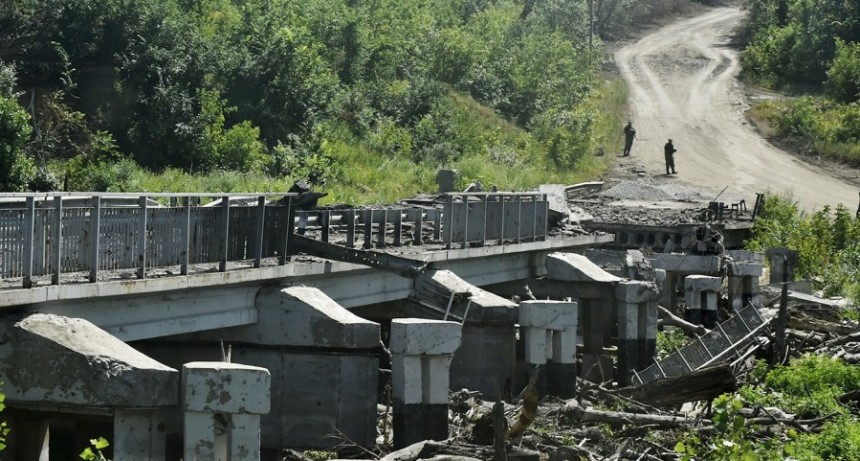  Ucrania bombardeó un estratégico puente de zona ocupada por Rusia 