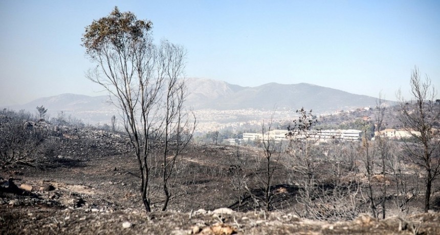  El fuego amenaza los suburbios de Atenas 