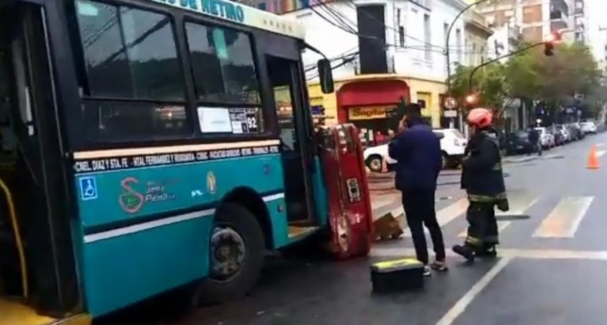  Un colectivo chocó tres vehículos en Caballito, y a uno de ellos lo volcó 