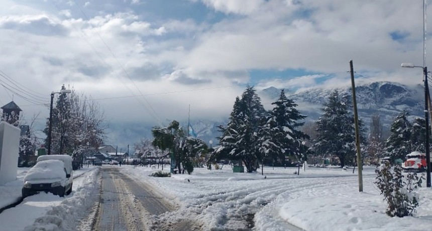  Varados, evacuados, derrumbes y cortes de luz por fuerte temporal de nieve y viento 