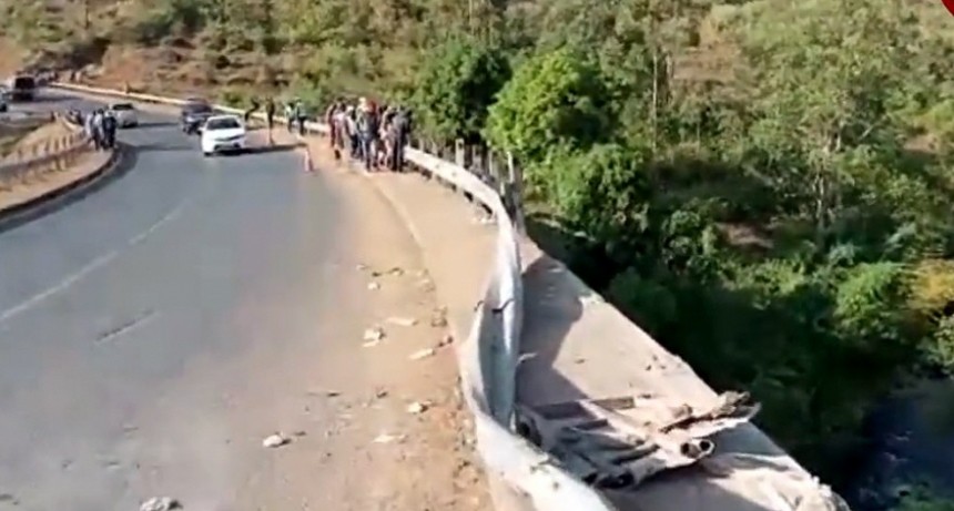  Más de 30 muertos al caer un micro desde un puente en Kenia 