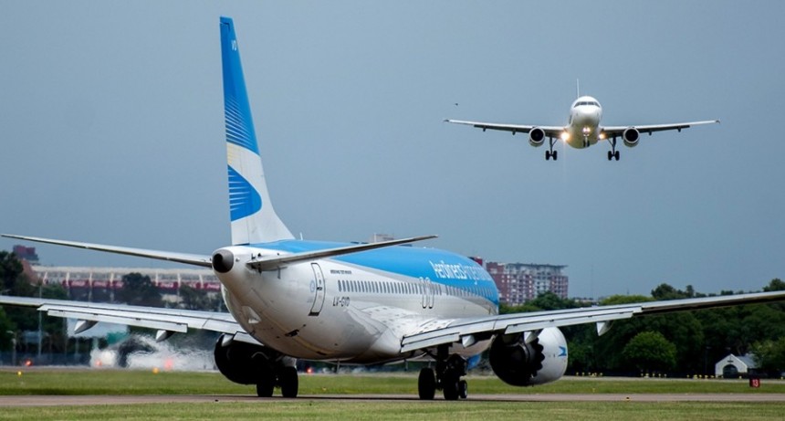  Aeroparque y Ezeiza operan con pocas demoras y cancelaciones 