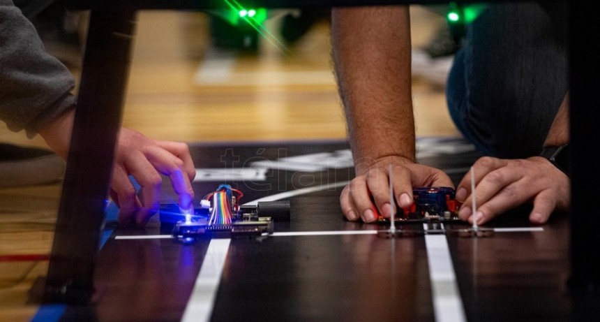  Más de 60 estudiantes y aficionados participaron del campeonato de robótica organizado por el ITBA 