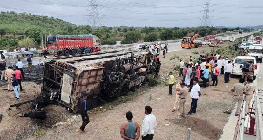  El incendio de un autobús en la India dejó 25 muertos 