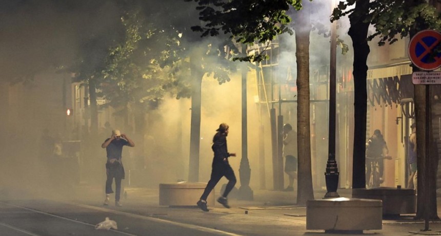  Quinta noche de violencia urbana en Francia por la muerte de un joven baleado por un policía 