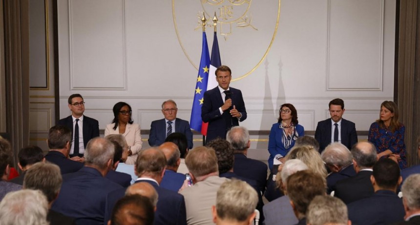  Tras otra noche de violencia, Macron recibió a 200 alcaldes 