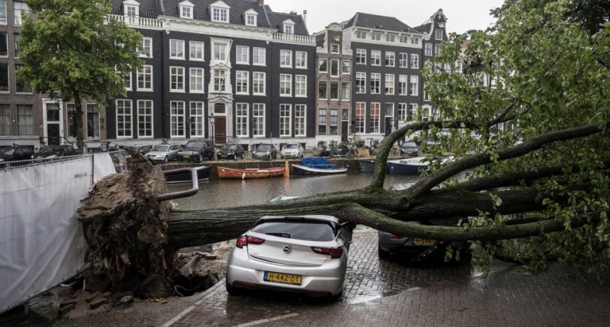  Un muerto y 400 vuelos cancelados por la peor tormenta de verano en Países Bajos 