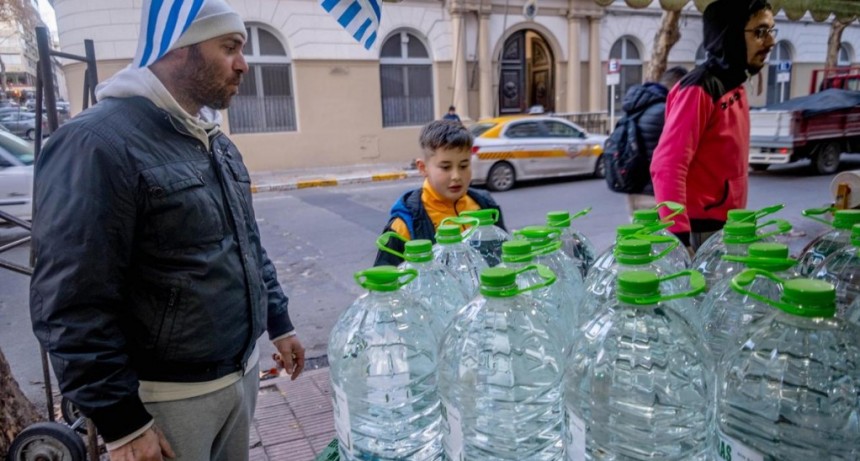  Crisis hídrica en Uruguay: consumo de agua salada y bidones sin stock 