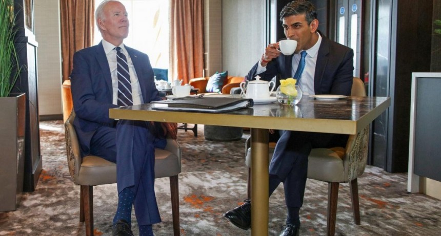  Biden llegó a Londres, escala antes de la cumbre de la OTAN 