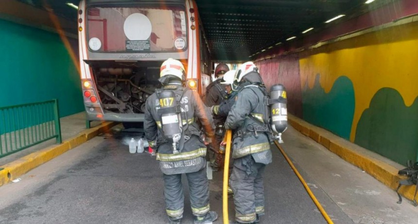  Un micro escolar porteño quedó trabado en un puente ferroviario 
