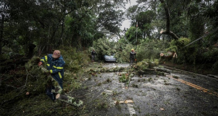  Por un cicl&oacute;n extratropical y vientos huracanados decretan alerta roja en el sur de Brasil 