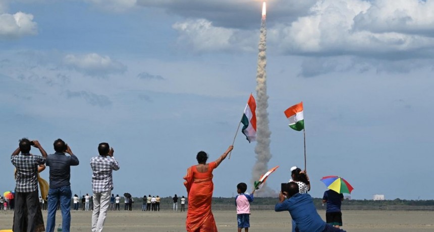  India lanzó un cohete para llevar una nave no tripulada a la Luna 