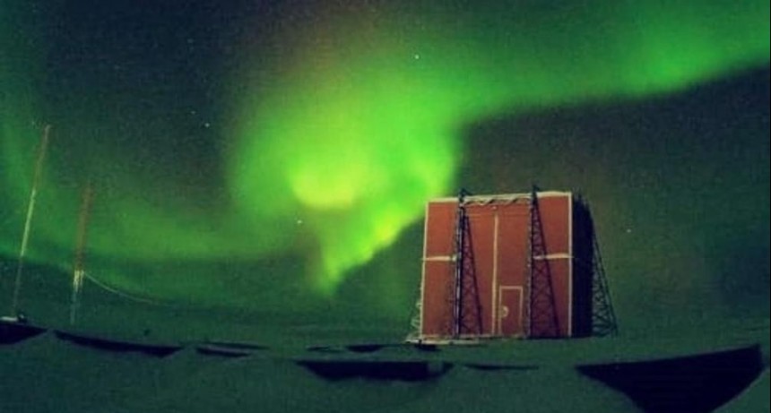  Una aurora austral tiñó de verde el cielo de la Antártida Argentina 