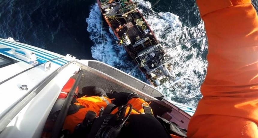  Prefectura evacuó vía aérea por emergencia al tripulante de un buque pesquero 