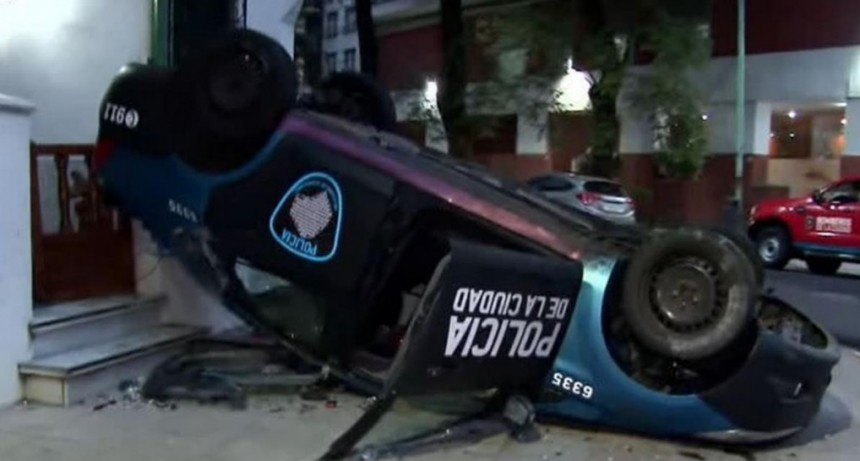  Volcó un patrullero al chocar con un auto en el barrio porteño de Belgrano 