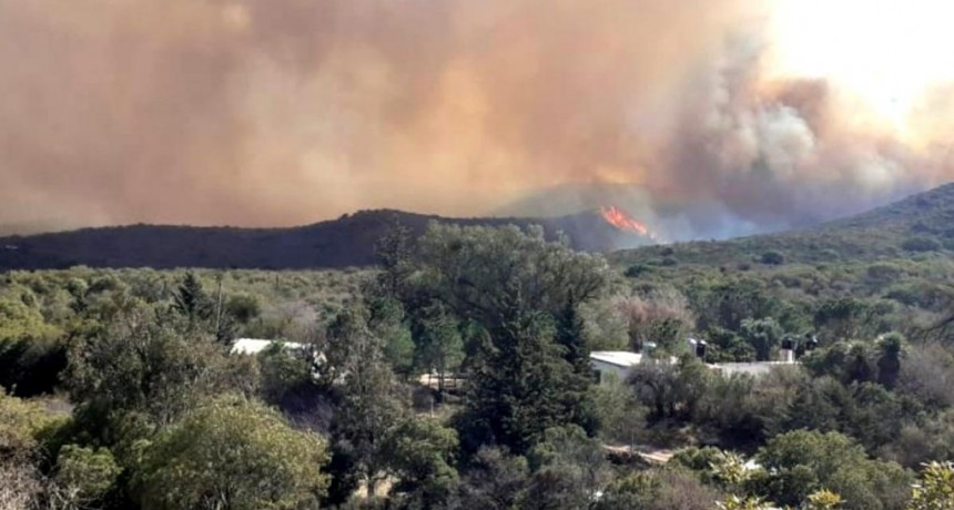  Continúa el combate del incendio forestal en la zona del Cerro Uritorco 