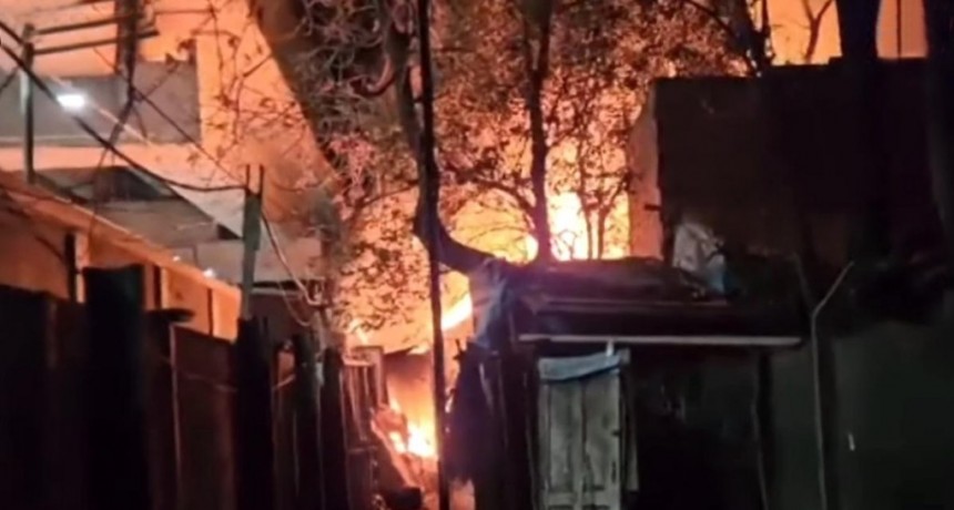  Incendio en un asentamiento en Villa Crespo: 25 personas evacuadas 