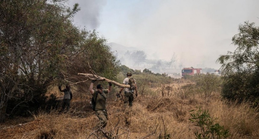  Grecia sufre un nuevo pico de calor y sigue la lucha contra los incendios 