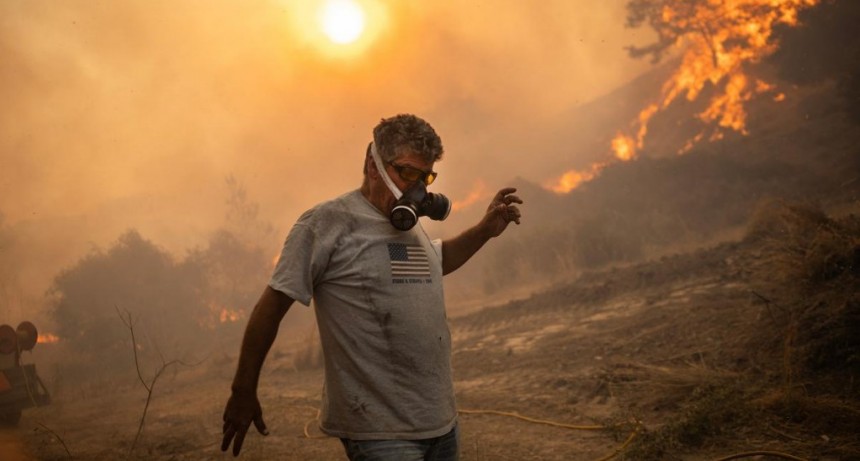  El termómetro vuelve a subir en Grecia y el fuego arrasa islas turísticas 