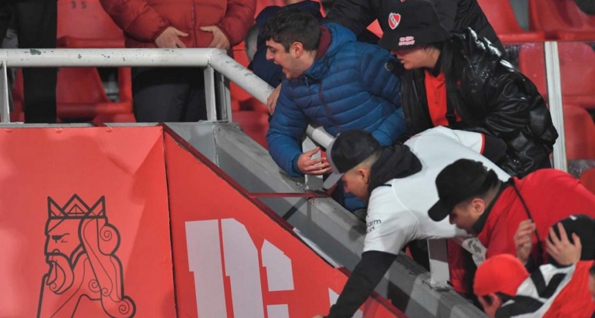  Los hinchas de Independiente estallaron y se produjeron incidentes con la Policía 