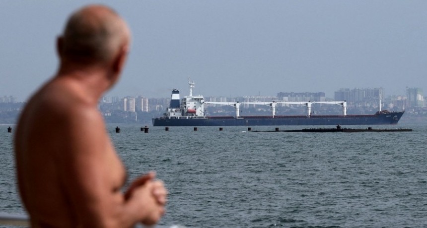  Partió de Ucrania el primer barco con cereales tras el acuerdo con Rusia 