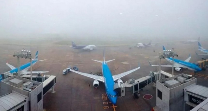  Al menos 14 vuelos afectados por la niebla en Ezeiza y Aeroparque 
