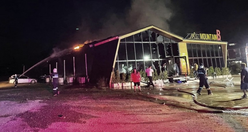  Catorce muertos y 40 heridos al incendiarse una discoteca 