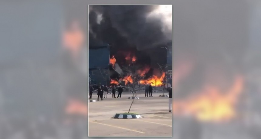  Controlan el incendio del shopping en Punta del Este y siguen las tareas para extinguirlo 