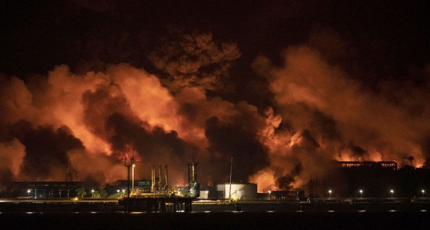  Cuba: colapsó un segundo tanque petrolero y temen que el incendio se siga propagando 