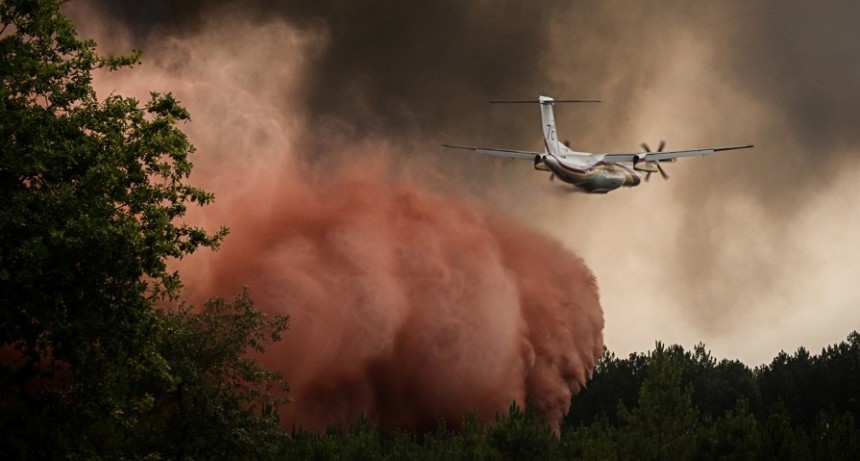  Continúan los incendios forestales en Francia en medio de una nueva ola de calor 