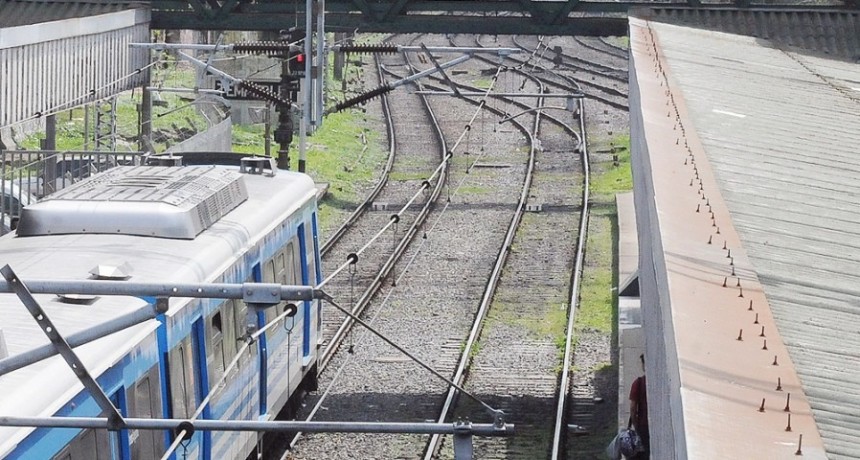  Un niño murió arrollado por un tren y los vecinos agredieron al maquinista y a la policía 
