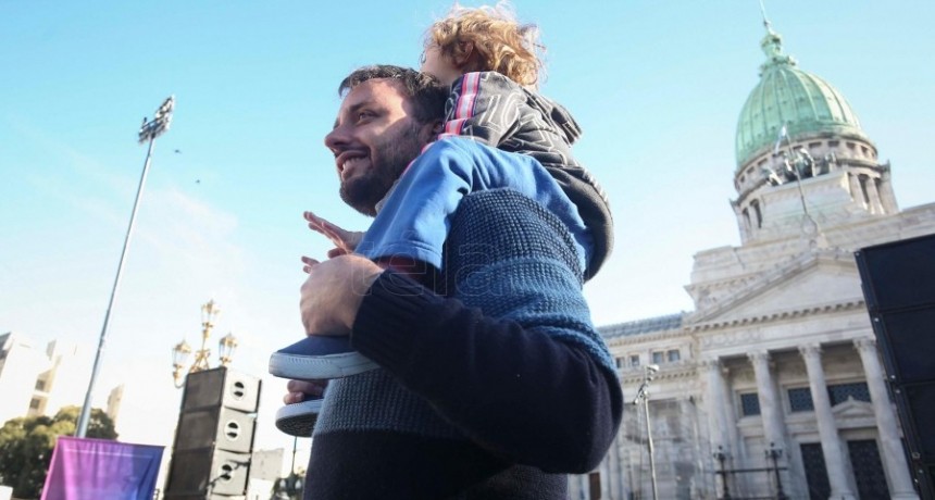  Los padres piden licencias más largas para criar con mayor equidad 