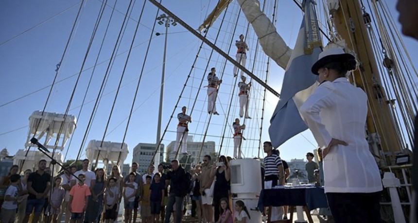  Niños y niñas argentinos juraron la Bandera a bordo de la fragata Libertad en Cádiz 