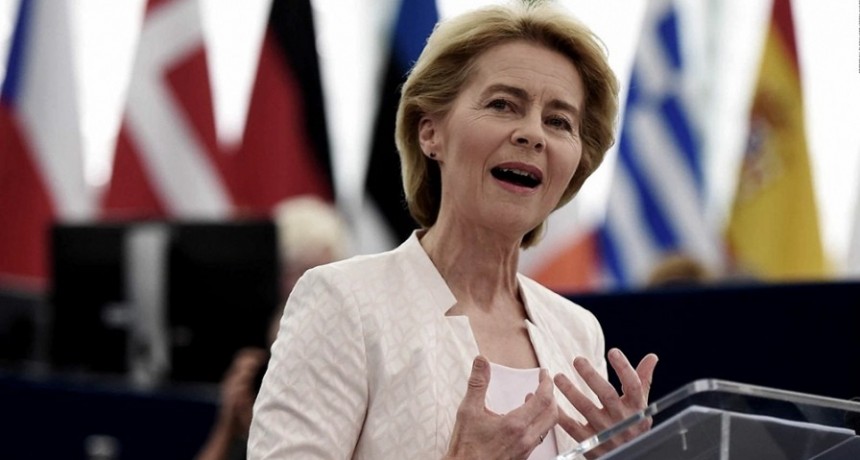  La líder de la UE elogió la resistencia de Ucrania a seis meses de la guerra con Rusia 