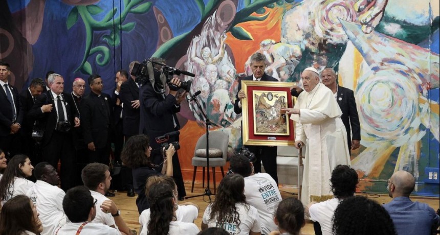  Francisco pintó en un mural de Scholas en Portugal 