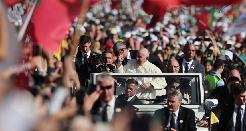  Francisco presidió un vía crucis en Lisboa ante 800 mil peregrinos 