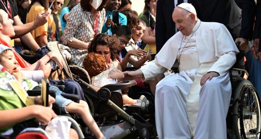  Francisco realizó una rápida visita a Fátima ante 200.000 fieles 