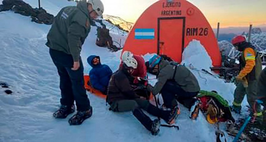  Un andinista con fracturas fue rescatado a 2300 metros de altura en el volcán Lanín 