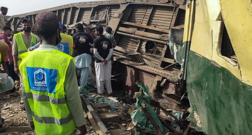  Al menos 15 muertos al descarrilar un tren en Pakistán 