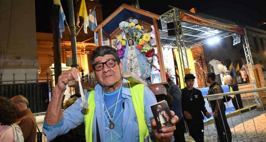  Misa, bendiciones, música y fuegos artificiales en Liniers en la vigilia de San Cayetano 