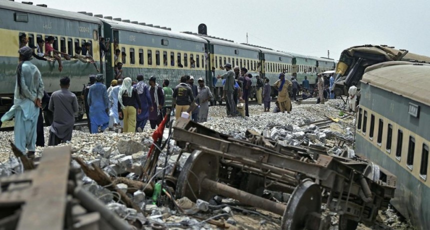  Pakistán: investigan las causas del descarrilamiento que dejó al menos 34 muertos 