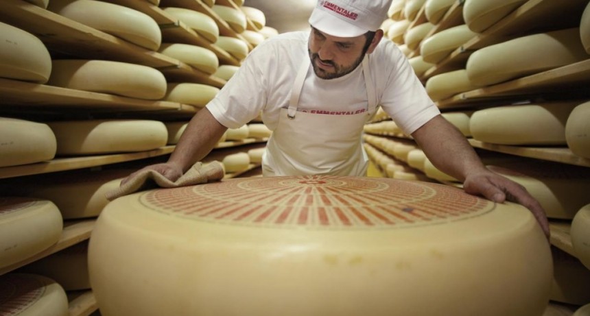  Un hombre murió aplastado por ruedas de queso en el norte de Italia 