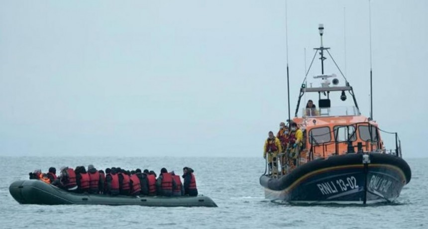  Al menos seis migrantes murieron por un naufragio en el canal de la mancha 
