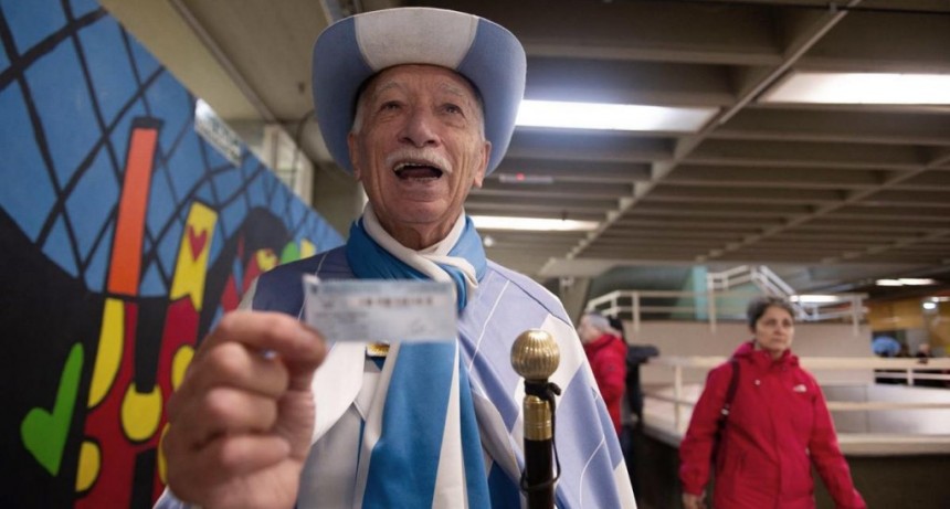  Jorge Williams, el excéntrico sastre que con 81 años sigue yendo a votar 